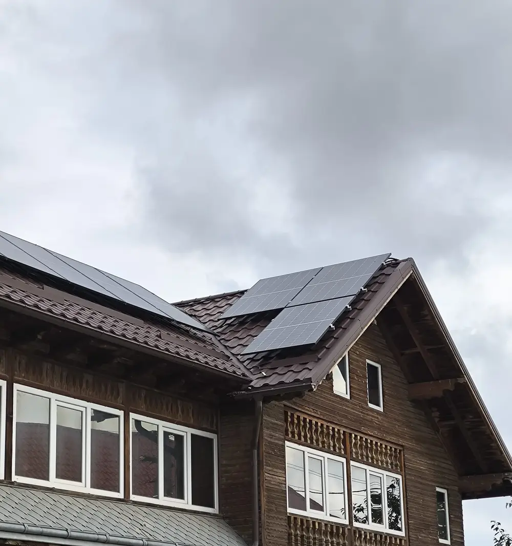 Instalație fotovoltaică montată de Neoteris Energy, pe acoperiș din țiglă