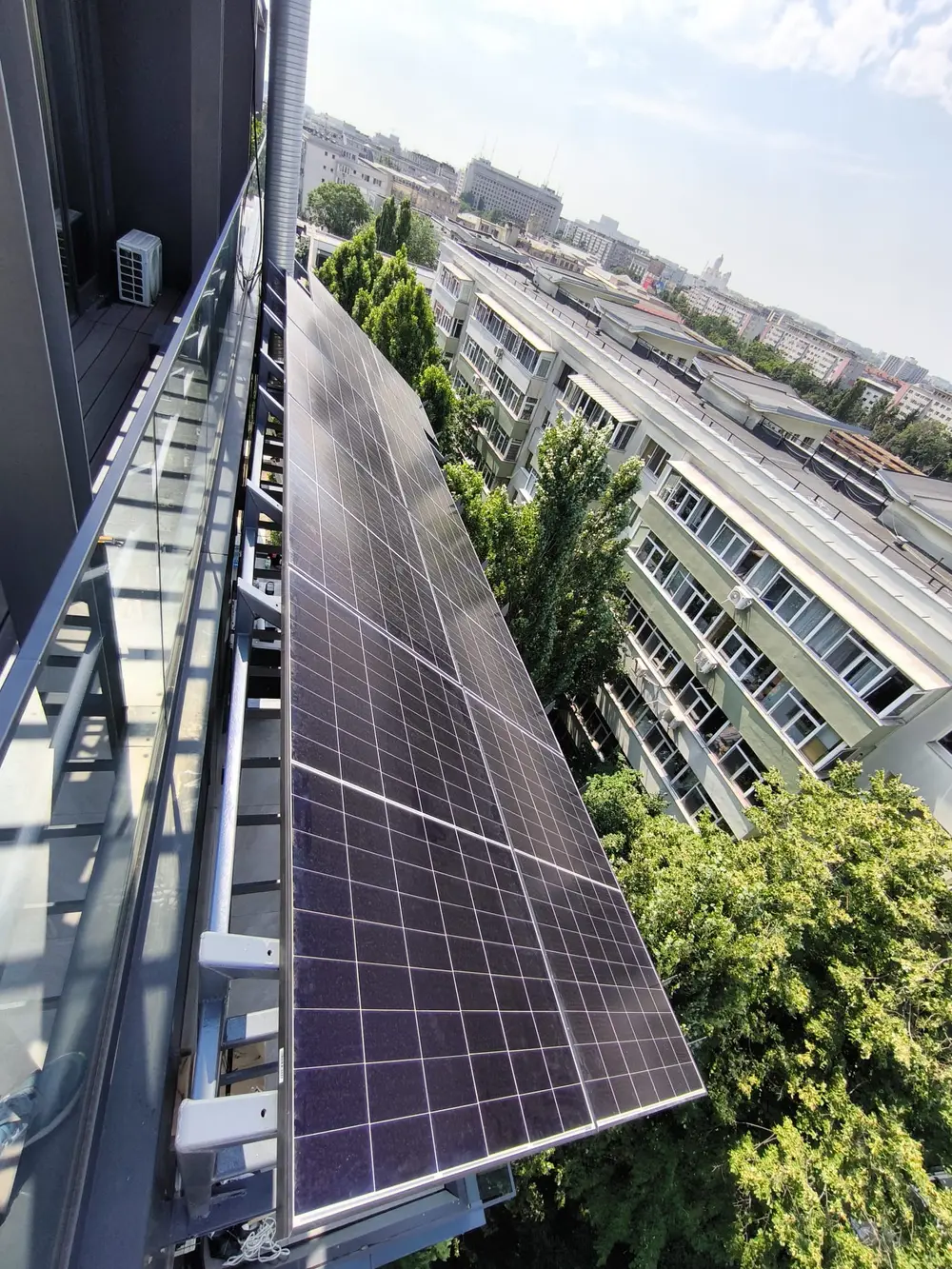 Instalație fotovoltaică pe balconul unui bloc de apartamente