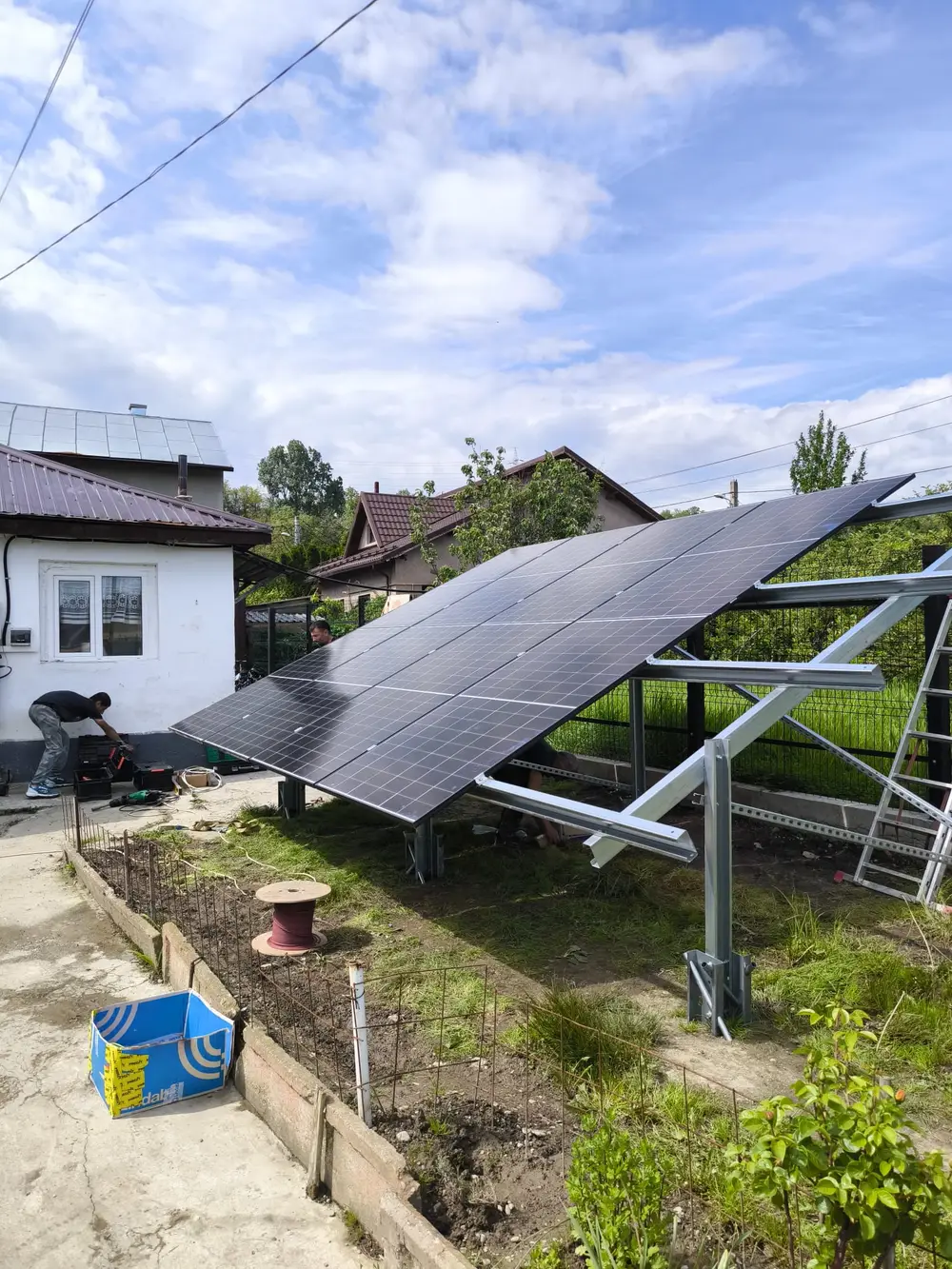 Montaj de panouri fotovoltaice pe structură metalică pe sol
